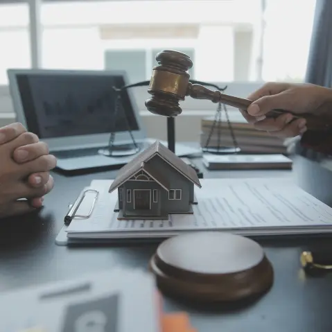 Hoe kan ik huurconflicten helpen oplossen of cliënten begeleiden naar een geschikte woning?
